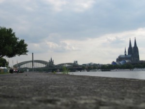 "Achtung, da kommt ein Hund, der frisst Dich auf!" - Blick vom Rheinpark auf den Dom und die Hohenzollernbrücke